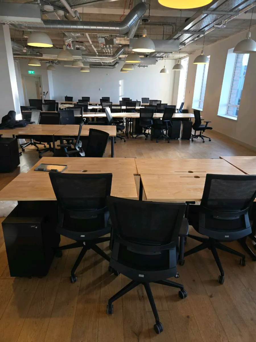 Office tables 50e/chairs 50e/lockers 30e - Image 4