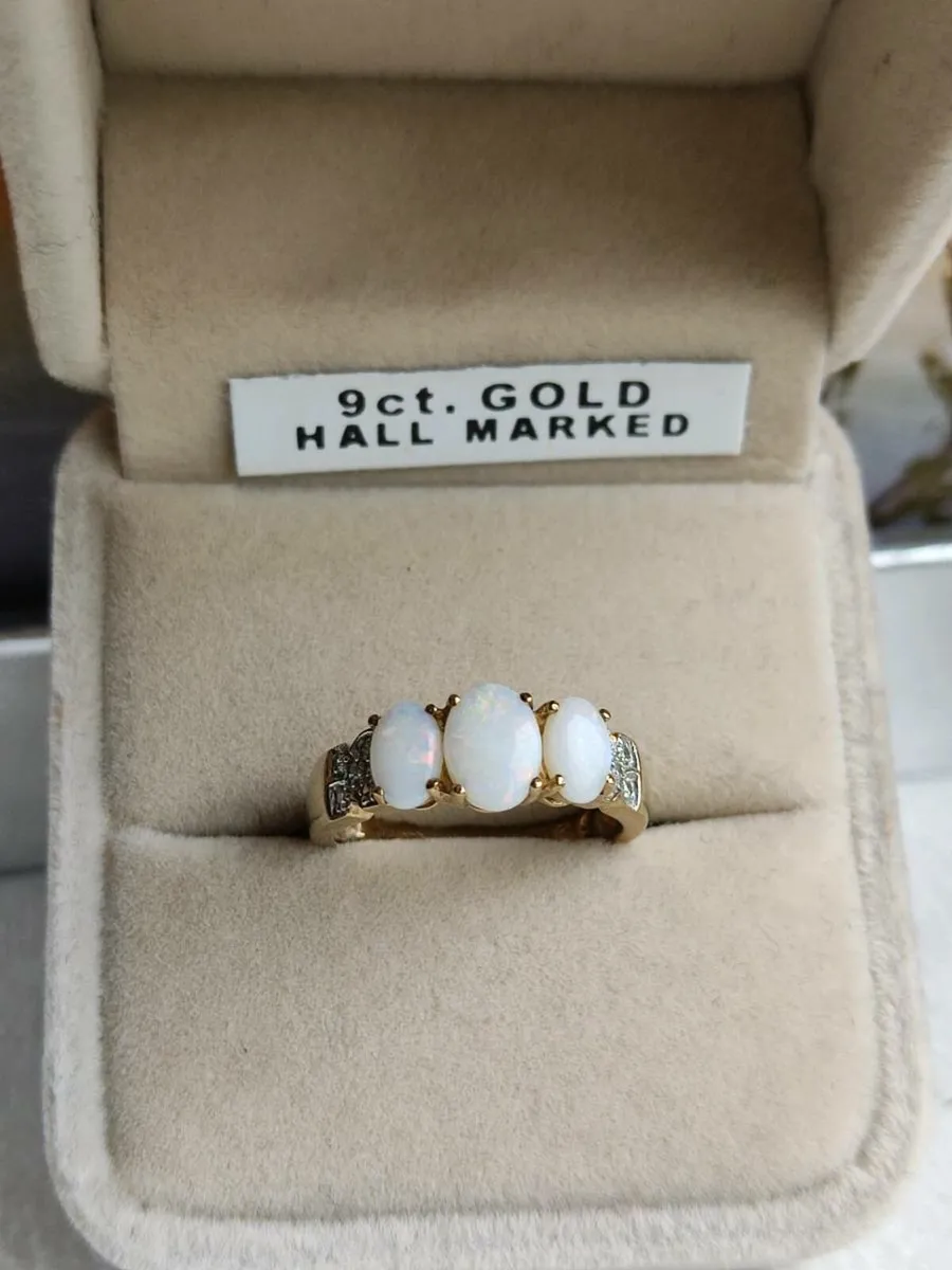 Vintage 9 CT yellow Gold Diamond Opal ring - Image 1