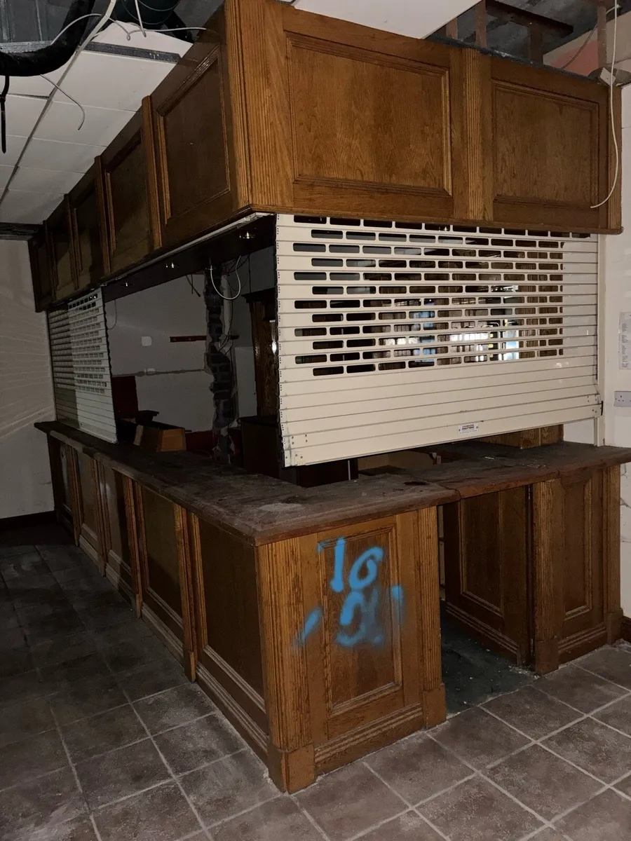 Elegant Solid Wood Bar from Prestigious Golf Club - Image 2