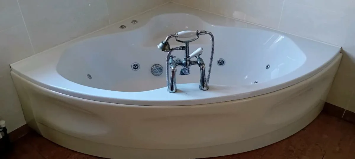 Corner Bath Jacuzzi - Image 3
