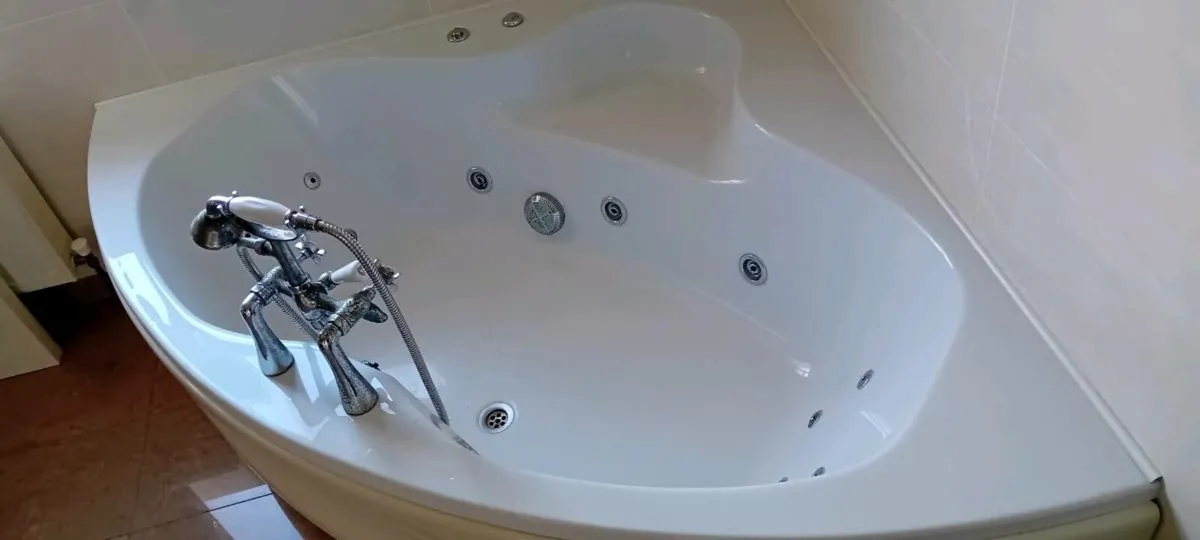 Corner Bath Jacuzzi - Image 2