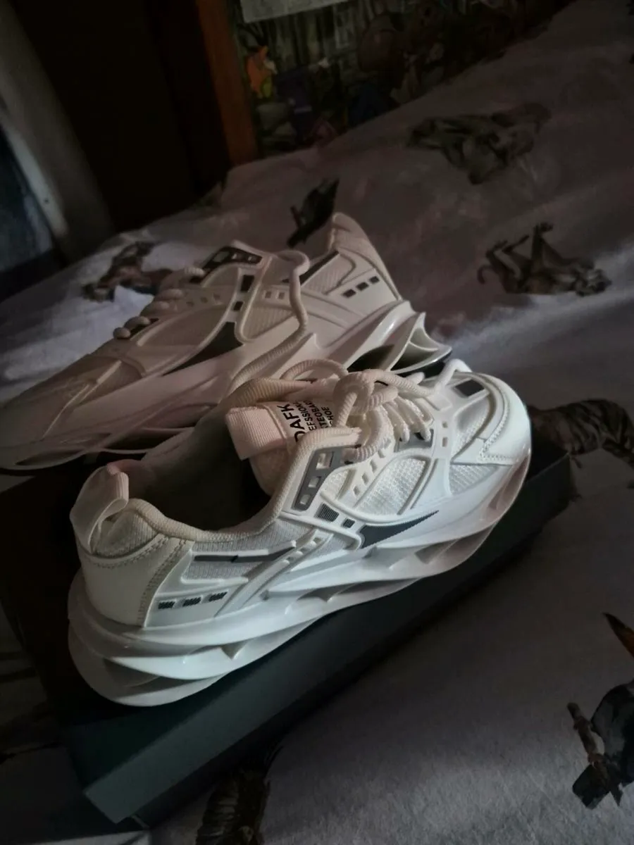 NEW TRAINERS - Image 3