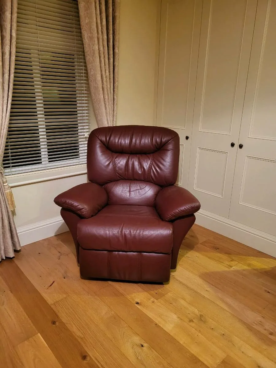 Sitting Room unit €180, Leather recliner €150 - Image 2