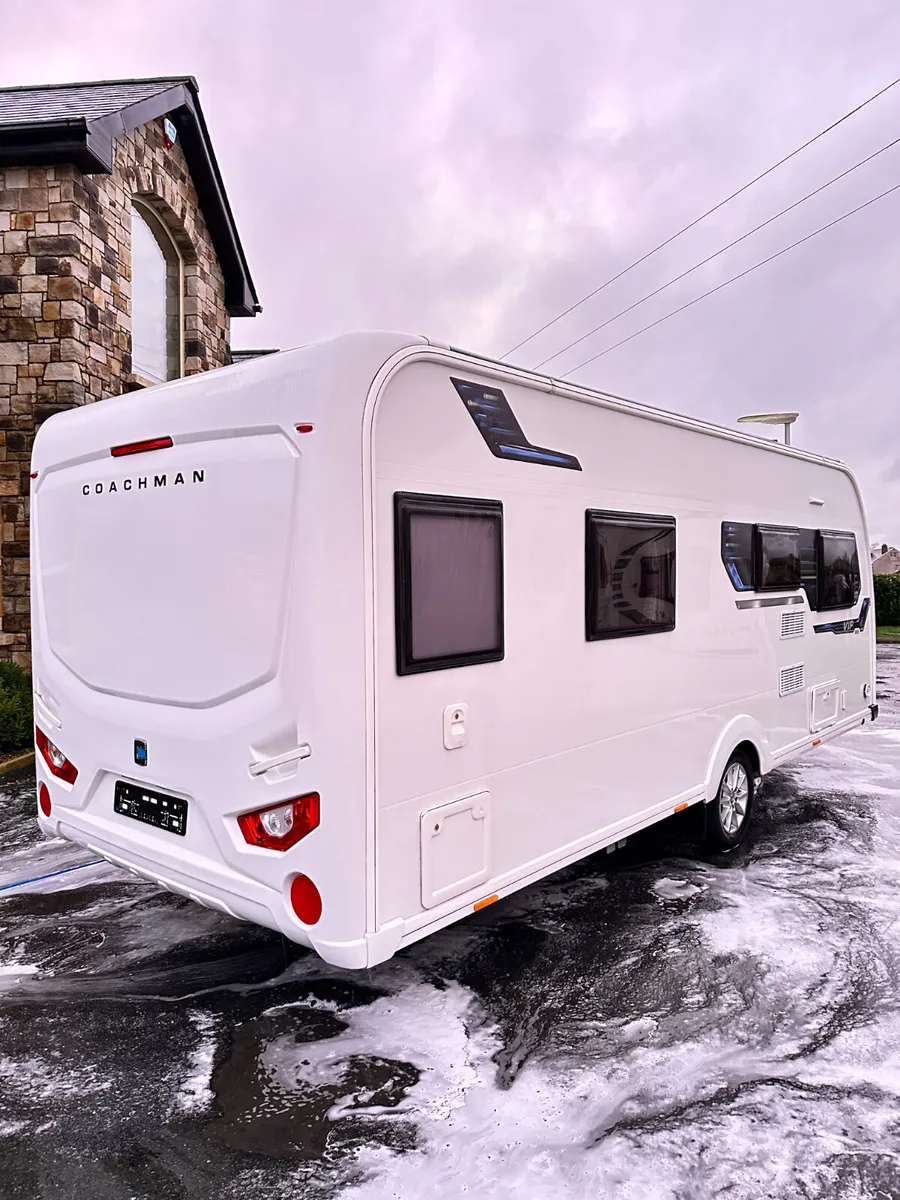 ✨2020 COACHMAN VIP 545 4 BERTH FIXED SINGLE BEDS ✨ - Image 2