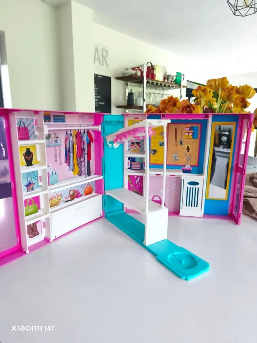 Barbie wardrobe - Image 1