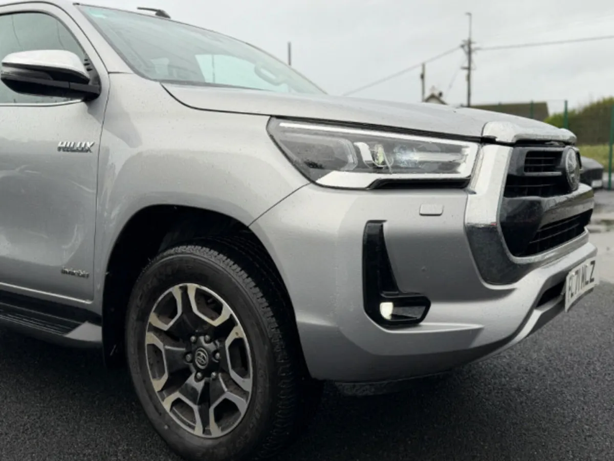 Toyota Hilux INVINCIBLE 4WD D-4D DCB - Image 3