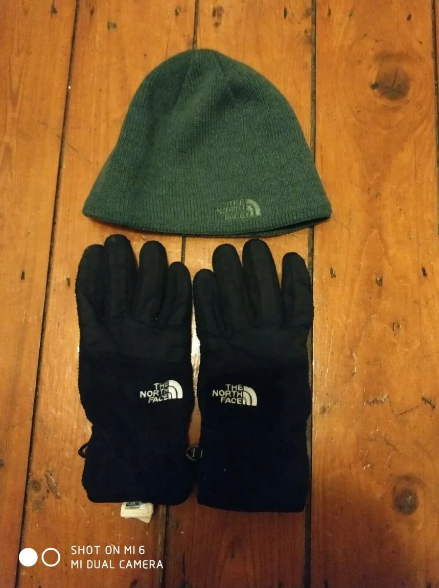 North FACE   2 HAT ,GLOVES. JACKET NORTH FACE - Image 2