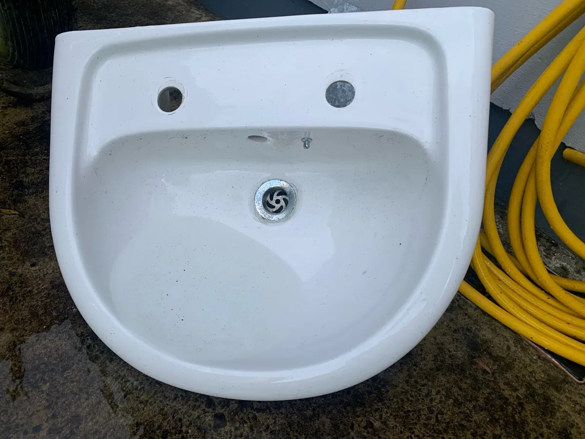 Toilets and sinks - Image 3