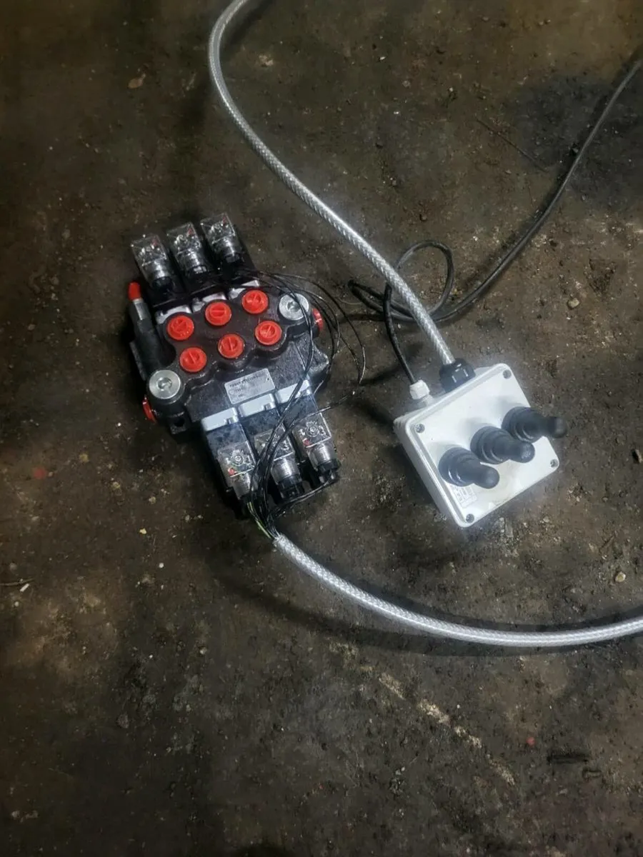 hydraulic  controls - Image 1