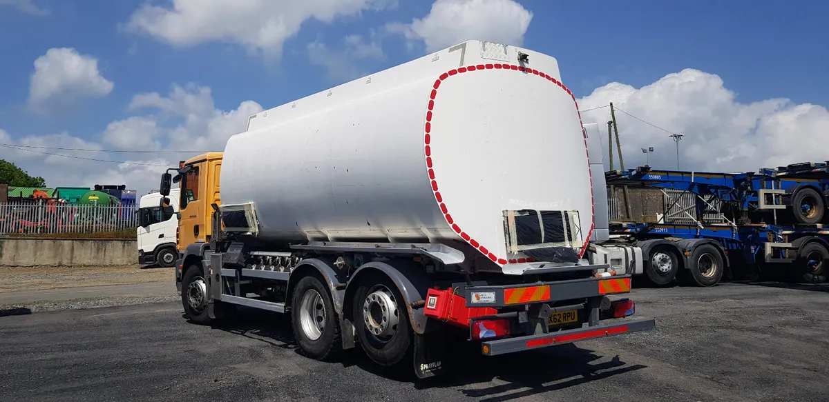 2012 MAN TGM 26.340 , Tanker . Day Cab , - Image 4