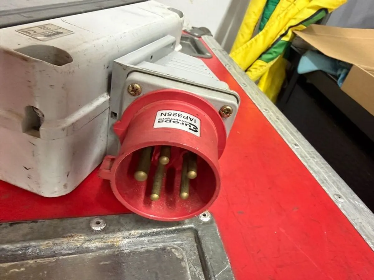 32a 3 Phase Power Distributor - Image 3