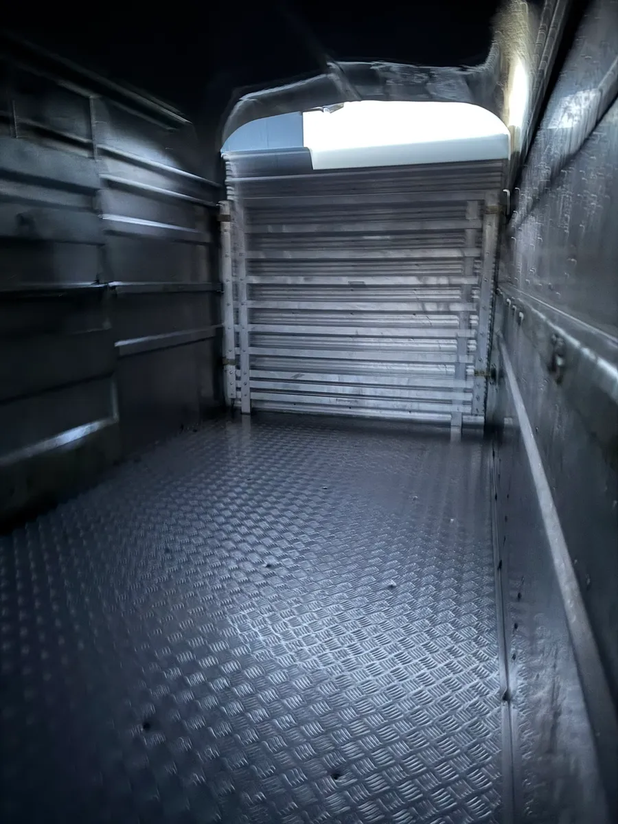 Nugent livestock trailer - Image 1