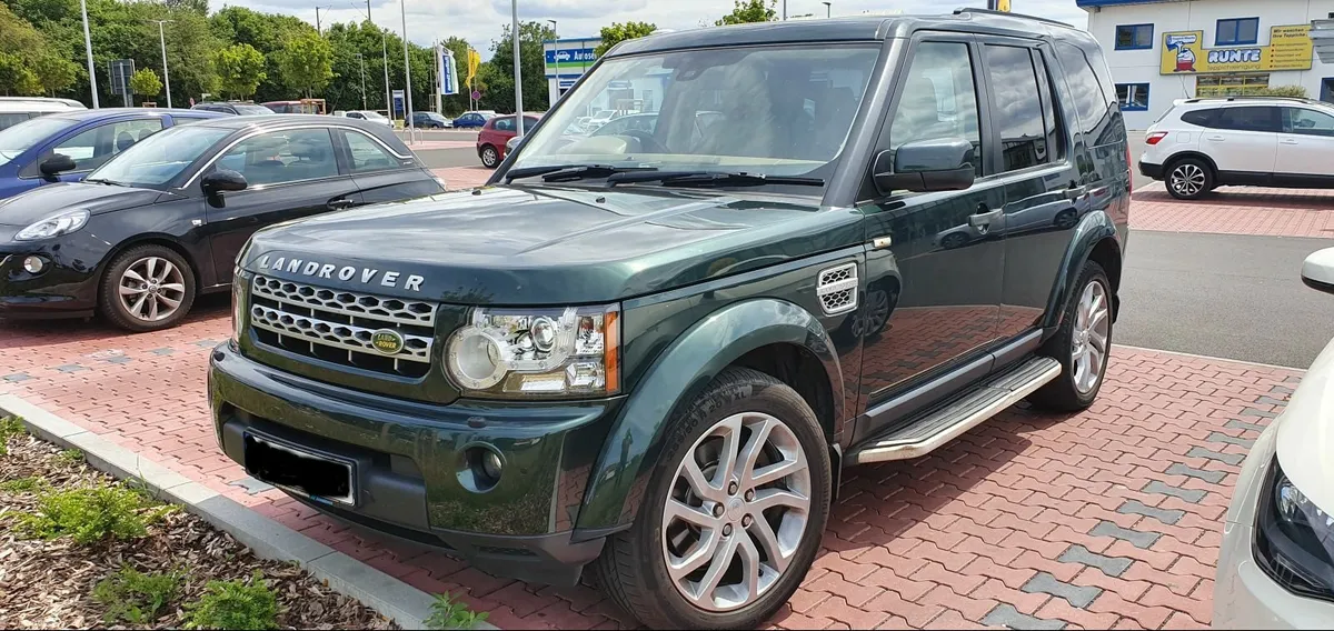 Land Rover Discovery SDV6 XS 5 Seater Crew Cab Com - Image 2