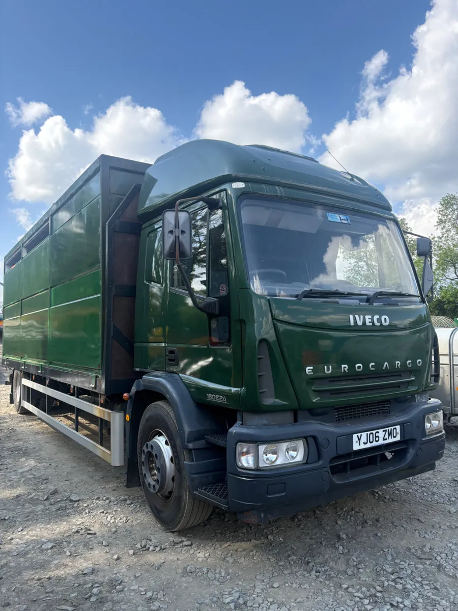 Iveco 180E24 cattle lorry - Image 1