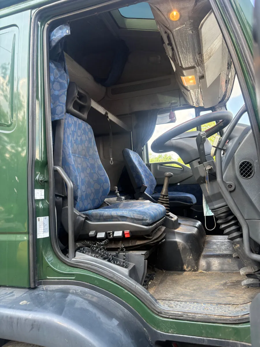 Iveco 180E24 cattle lorry - Image 2