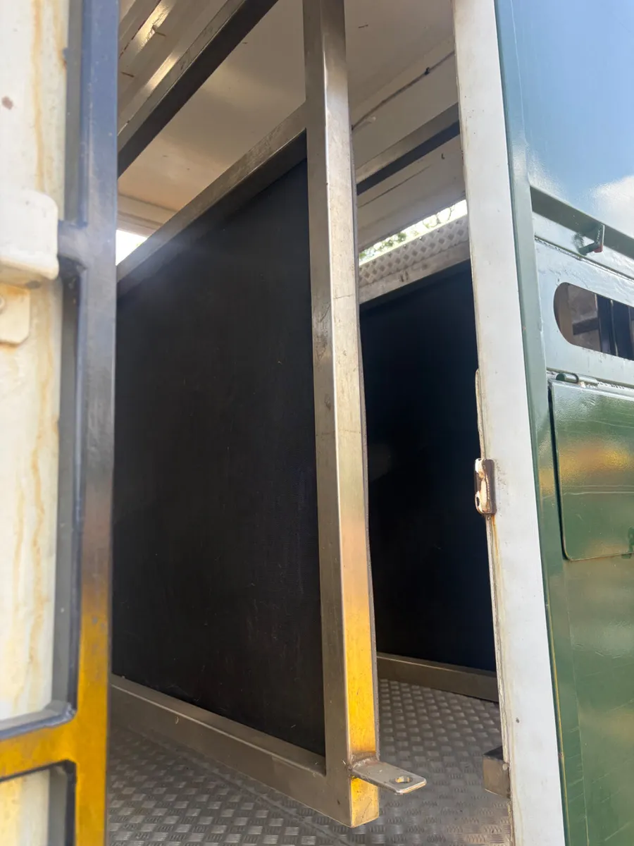 Iveco 180E24 cattle lorry - Image 3