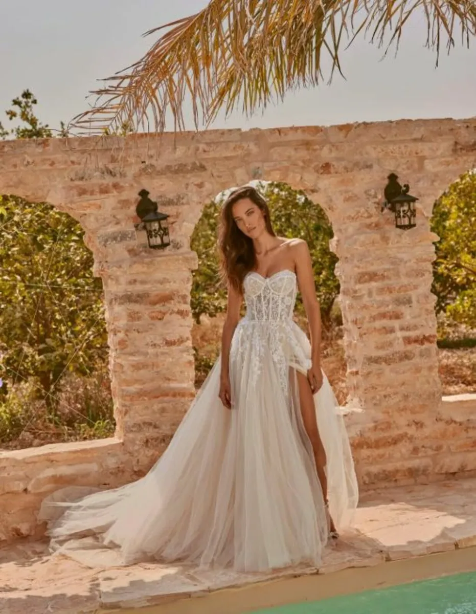 Couture Style Wedding Dress and Veil Size 6 - 8 - Image 1