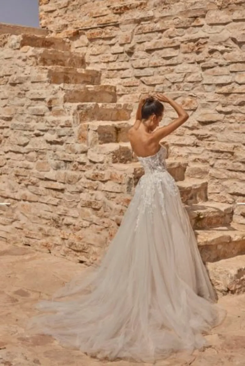 Couture Style Wedding Dress and Veil Size 6 - 8 - Image 3