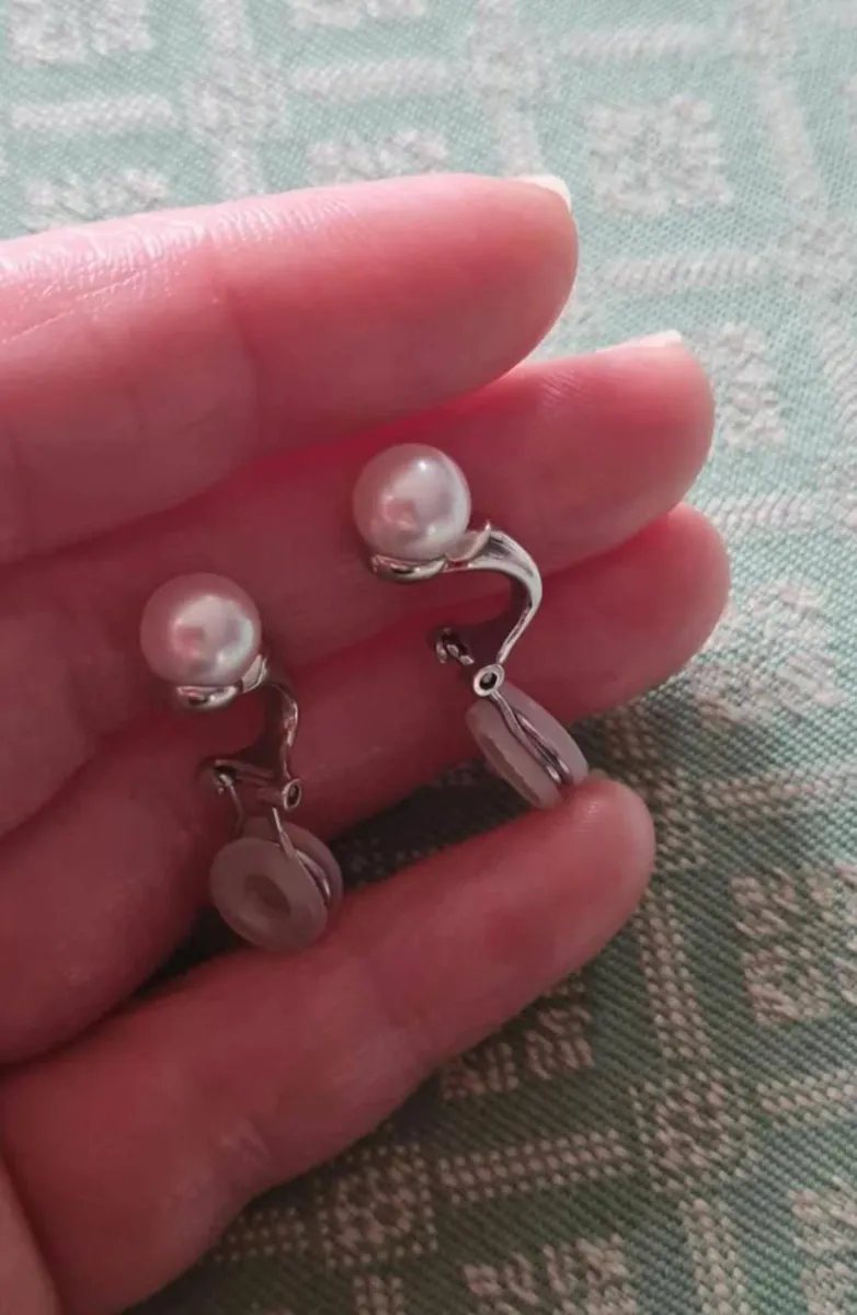 Japanese Platinum pt900 Akoya Pearl Earrings - Image 1