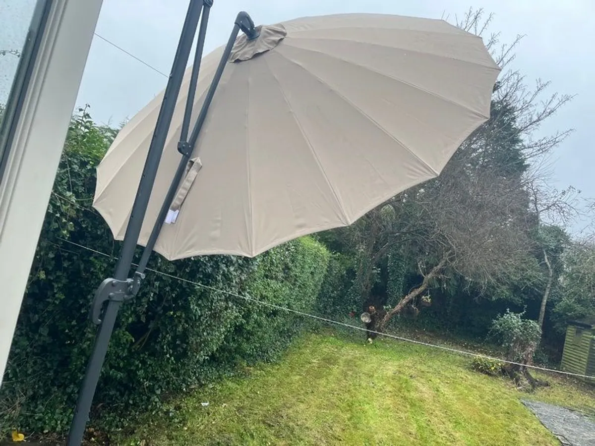 Cantilever Parasol - Image 1