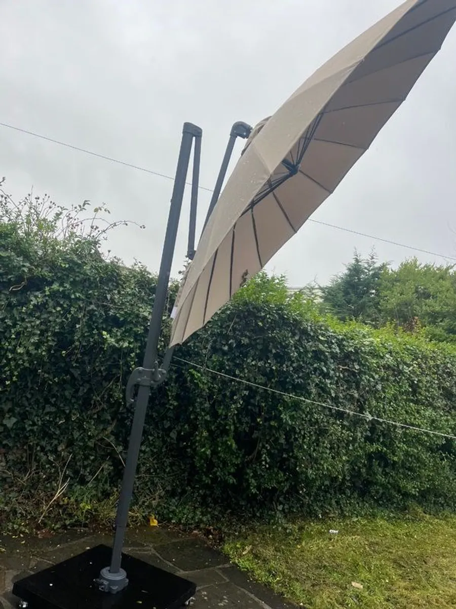 Cantilever Parasol - Image 2