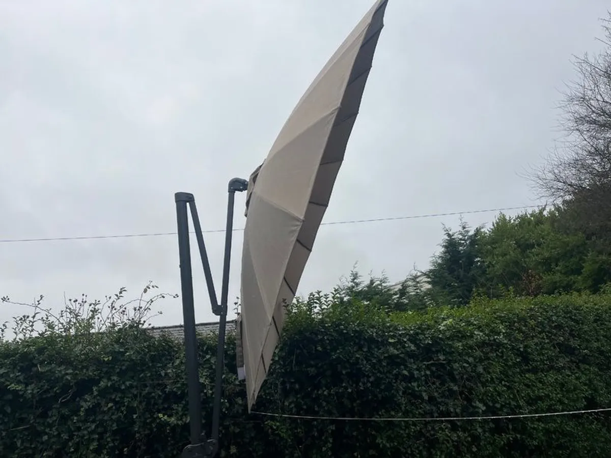 Cantilever Parasol - Image 3