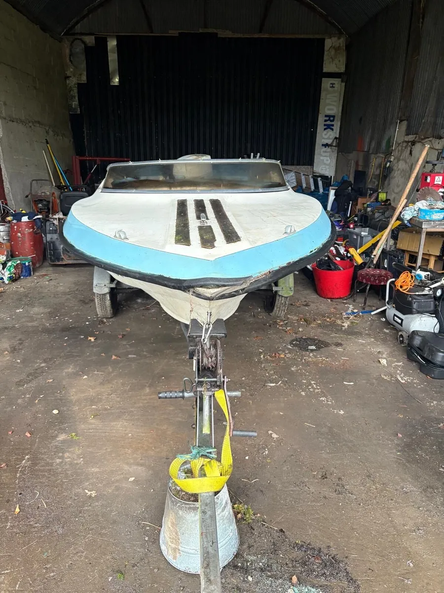 Boat and trailer - Image 1