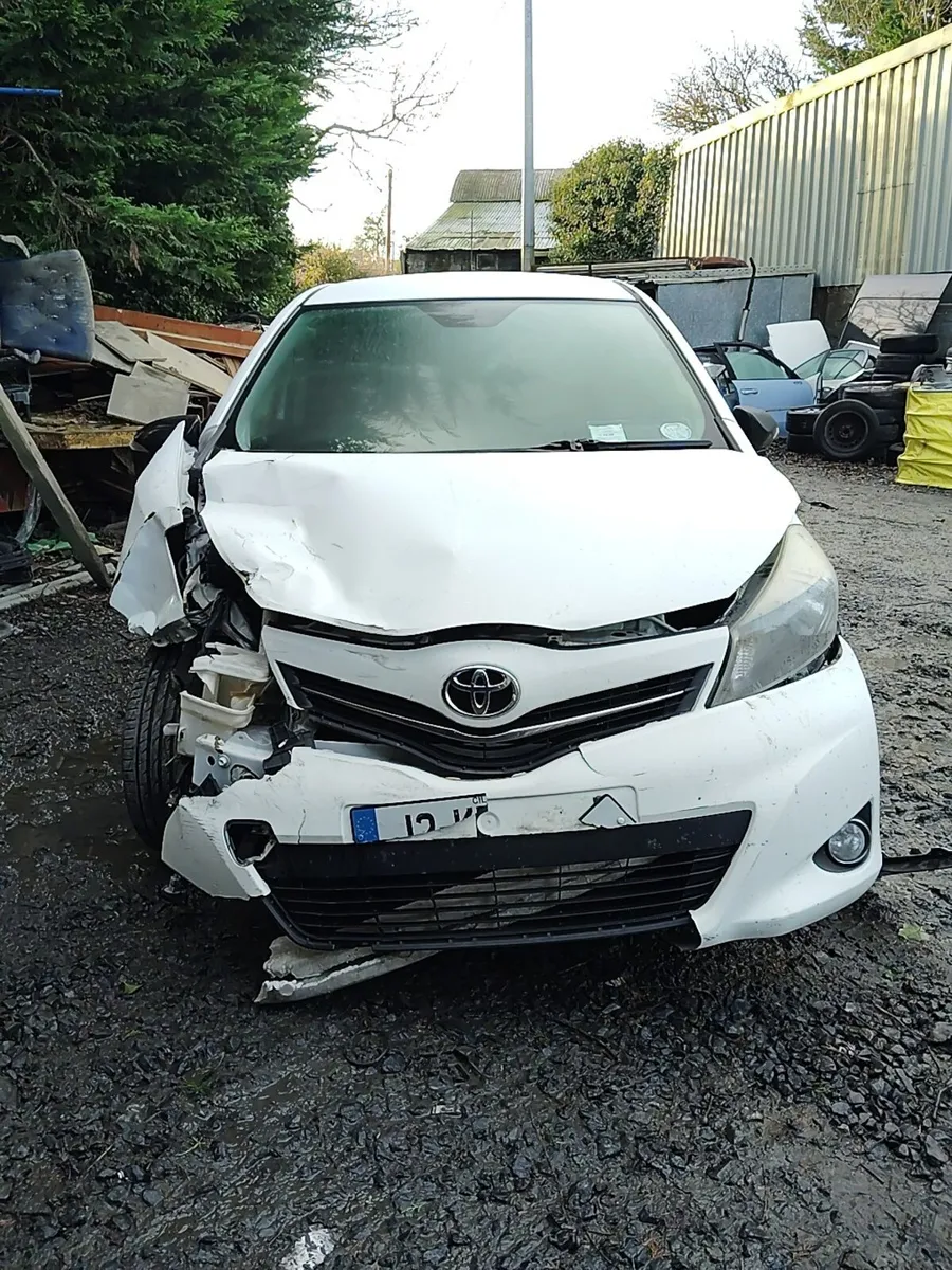 Breaking Toyota Yaris 2013 petrol - Image 2