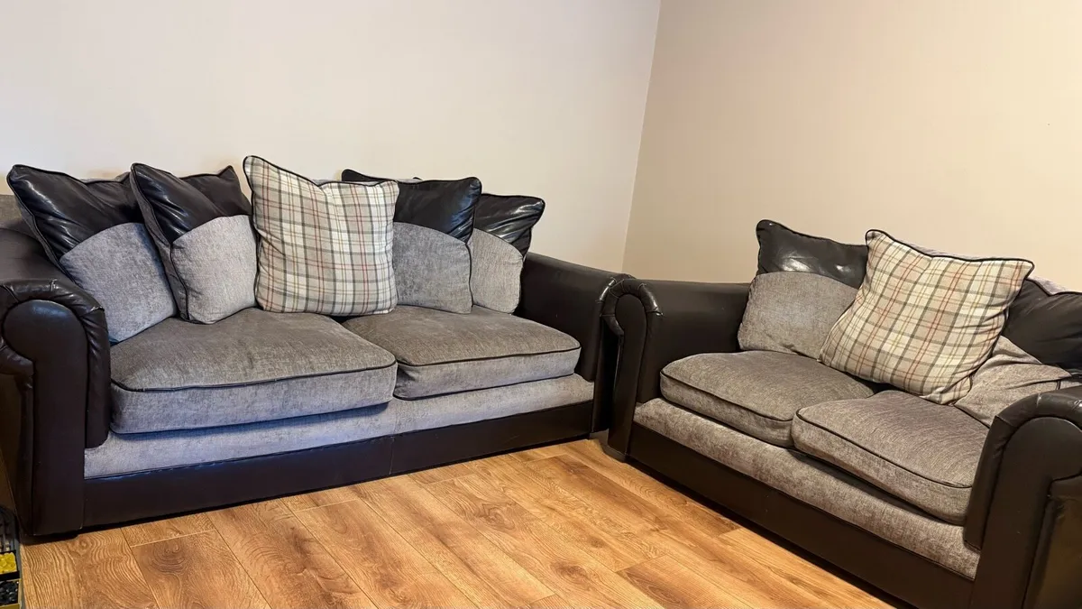 Couch 3 seater and 2 seater - Image 2