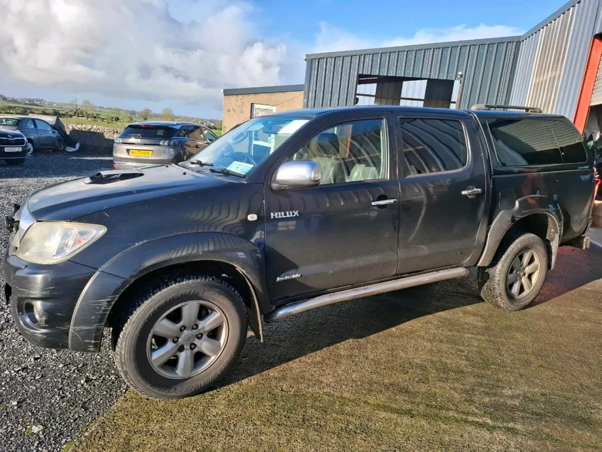 2011  Hilux Invincible 3.0 - Image 2