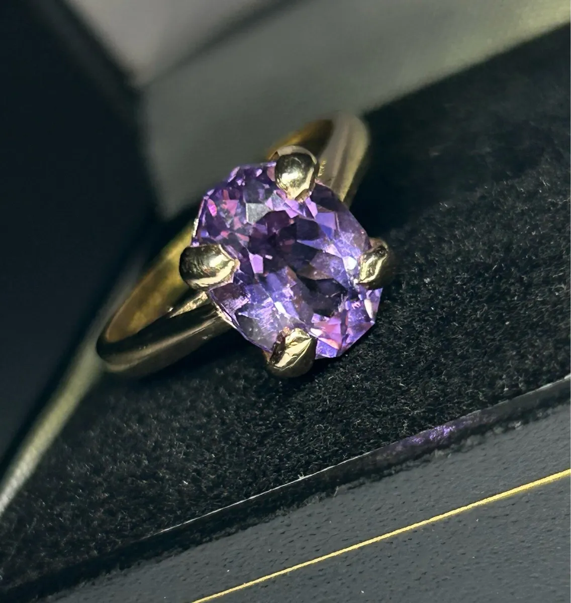 A Pretty 9k Gold Amethyst Ring - Image 1