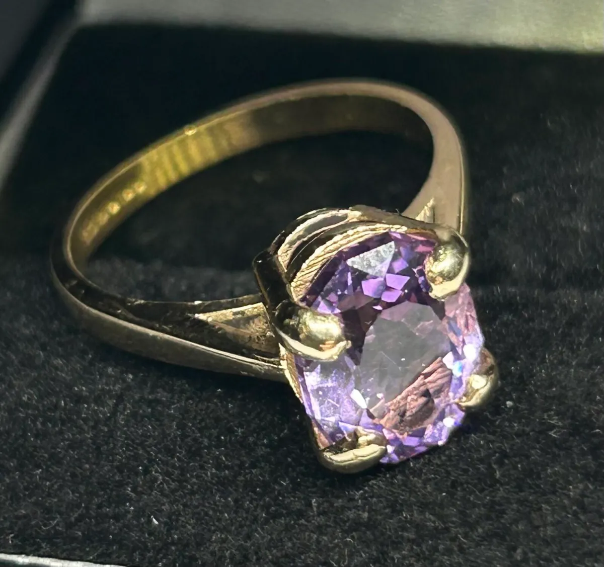 A Pretty 9k Gold Amethyst Ring - Image 2