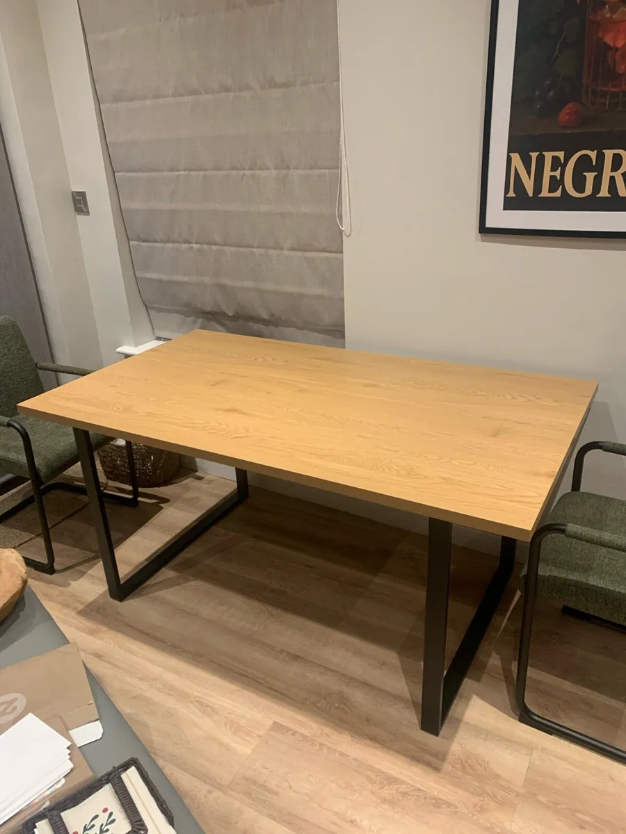 Dining table. - Image 1