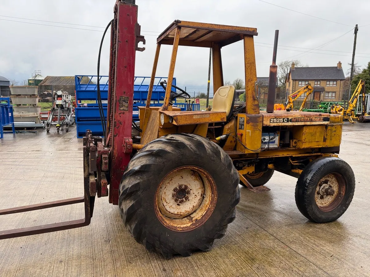 International 2525 rough terrain forklift - Image 1
