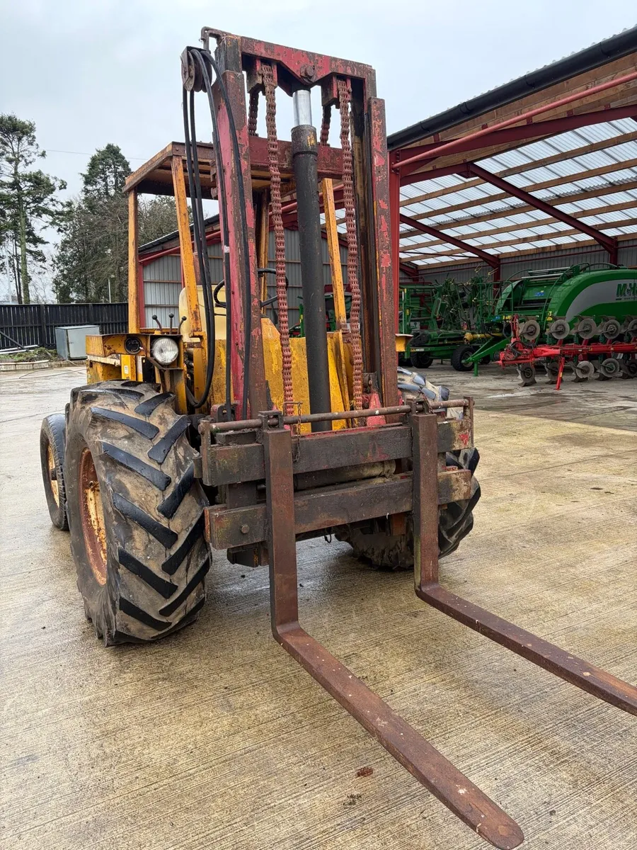 International 2525 rough terrain forklift - Image 2