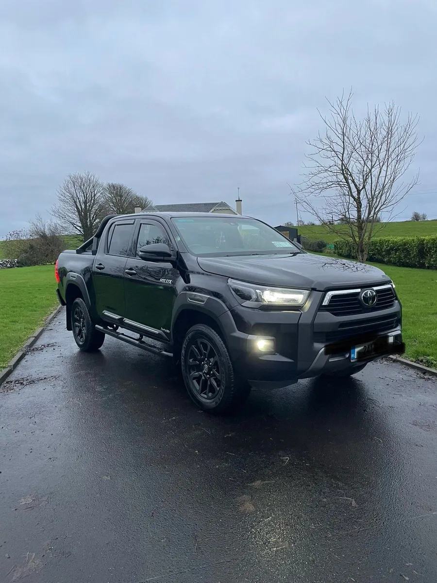2024 Hilux Invincible Genuine Black Edition - Image 4