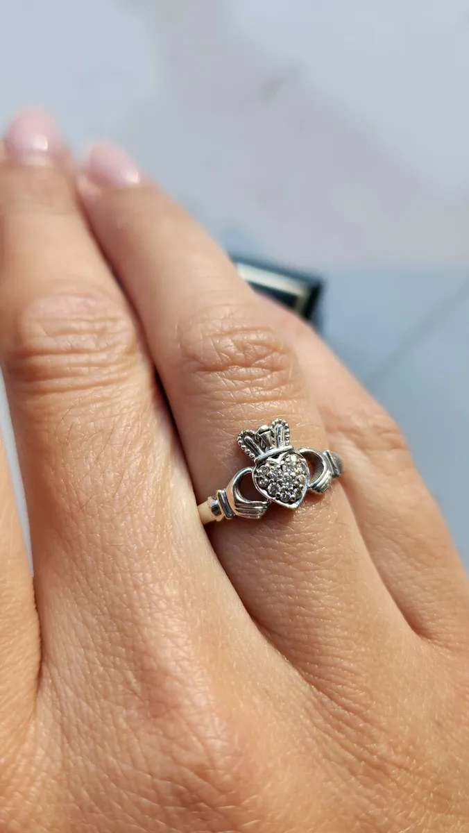 9ct White Gold Claddagh Ring with 13 Diamonds - Image 2