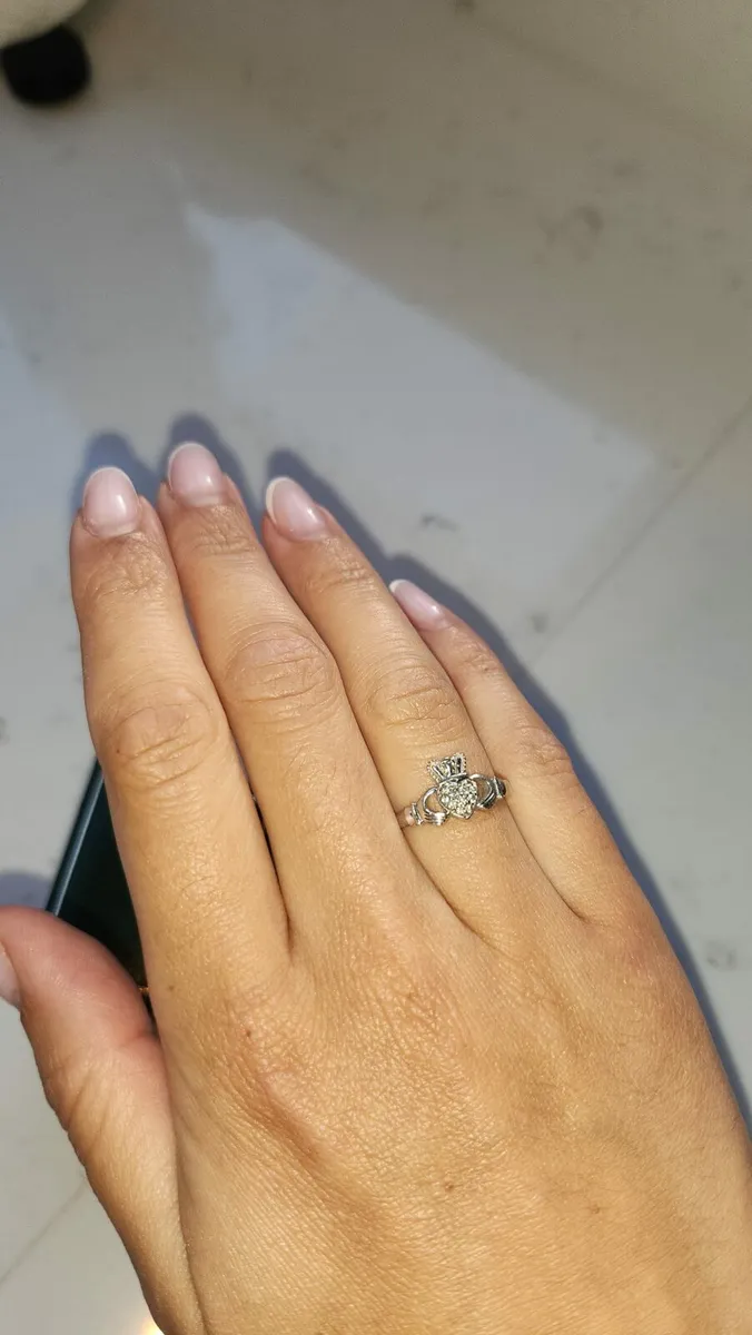 9ct White Gold Claddagh Ring with 13 Diamonds - Image 4