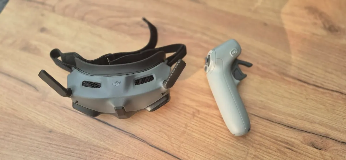DJi Googles 2 with Motion Controller (Like new) - Image 4