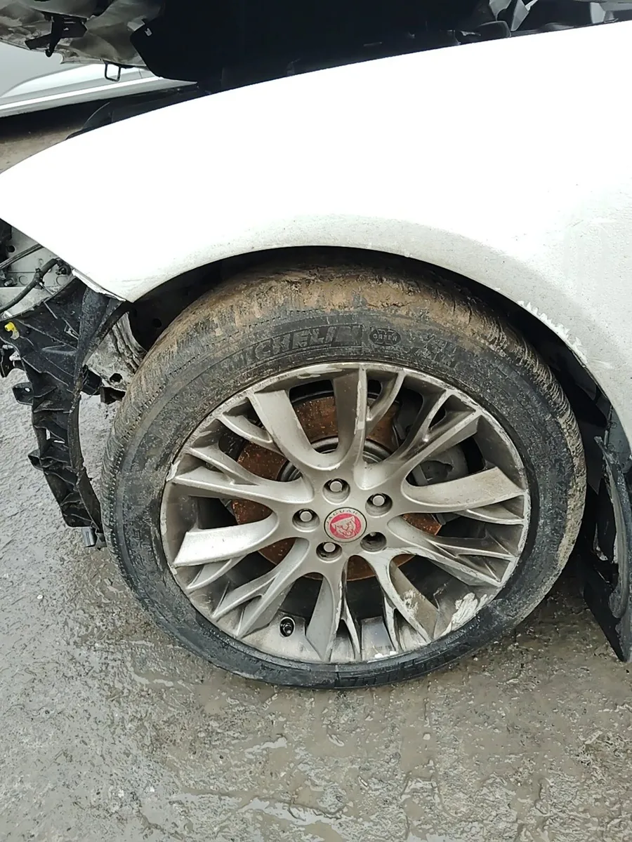 Breaking jaguar xf 2.2 diesel 2014 r type - Image 2