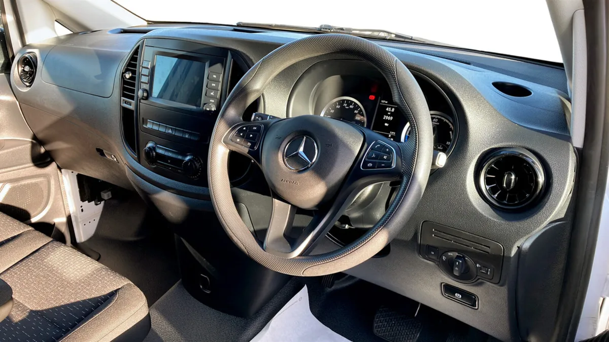 Mercedes-Benz Evito 116 e 66kWh Progressive L2 - Image 4