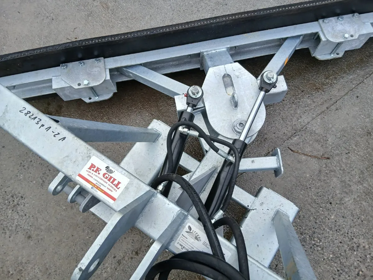 NEW STEKRO HYDRAULIC SCRAPER/PUSHER. - Image 2
