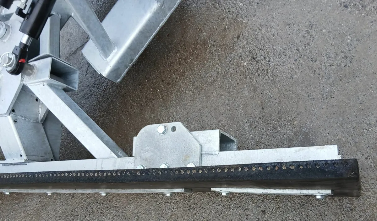 NEW STEKRO HYDRAULIC SCRAPER/PUSHER. - Image 3