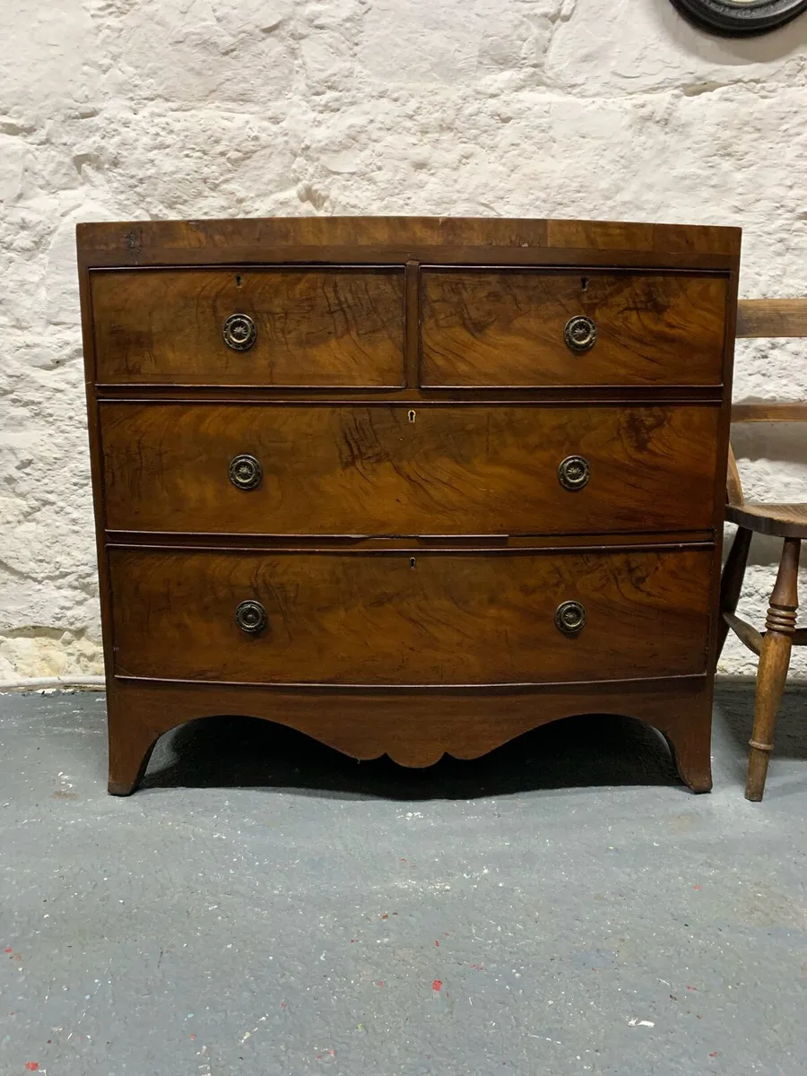 Georgian bow front chest of drawers. - Image 1