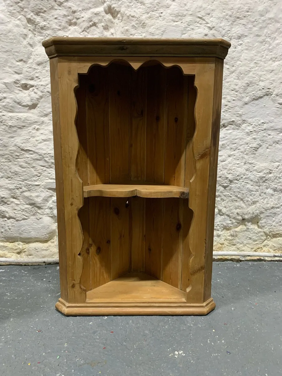 Vintage pine hanging corner shelf unit. - Image 1