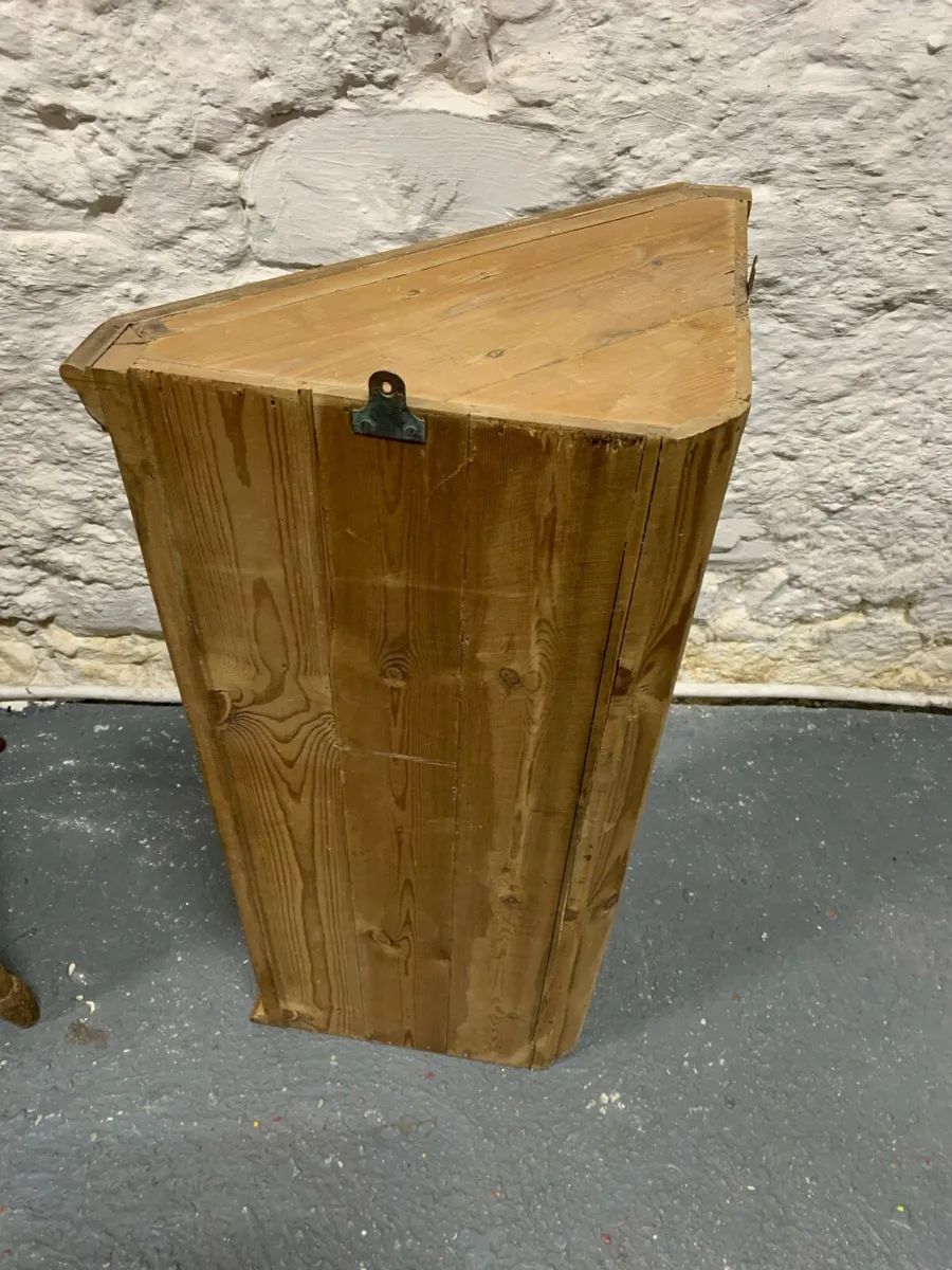 Vintage pine hanging corner shelf unit. - Image 2