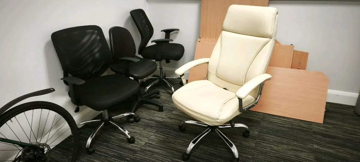 Office chairs and desk - Image 3