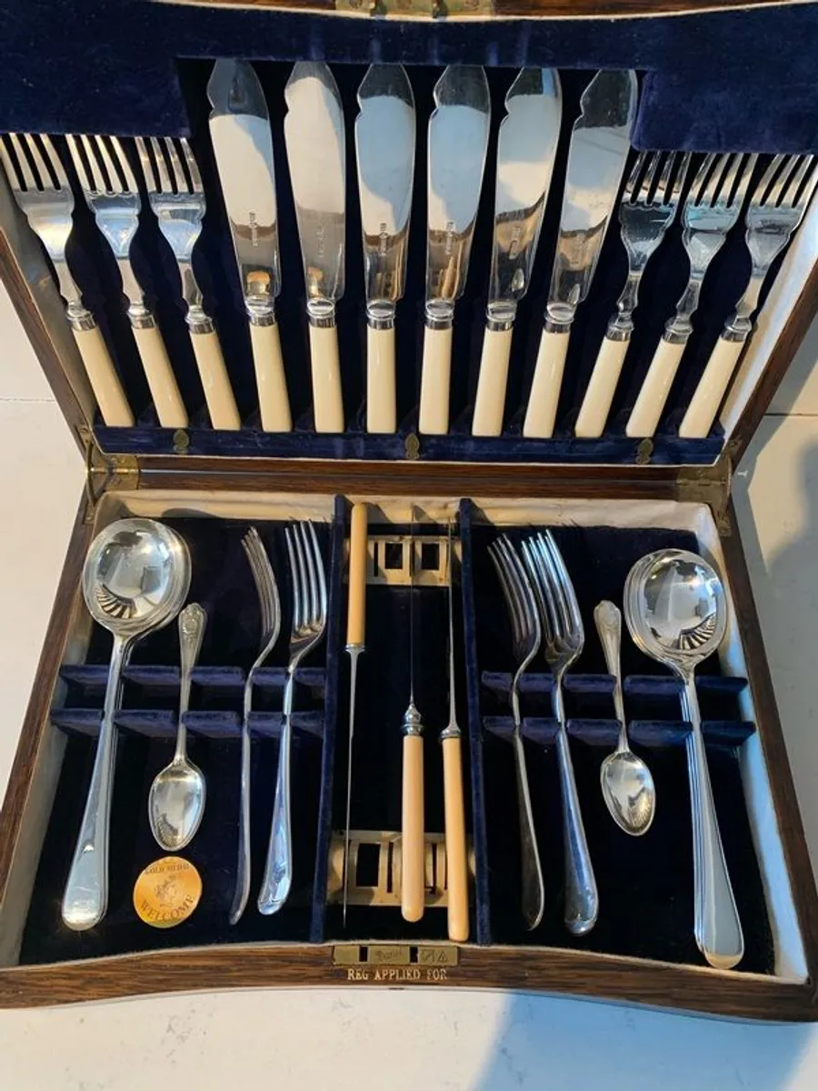 Vintage EPNS cutlery set in original oak canteen. - Image 3
