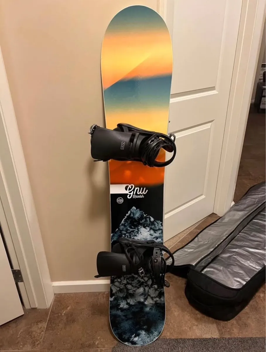 Snowboard, Bindings & Bag (+ free boots!) - Image 1