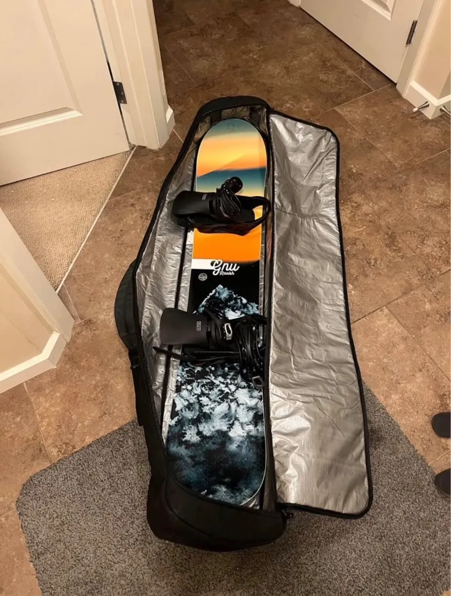 Snowboard, Bindings & Bag (+ free boots!) - Image 3